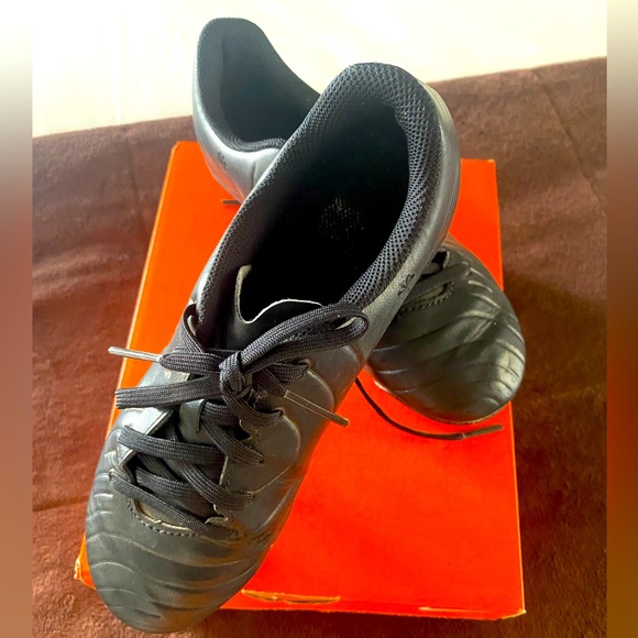 Nike Boys Soccer Cleats Size 3.5 - Picture 1 of 7